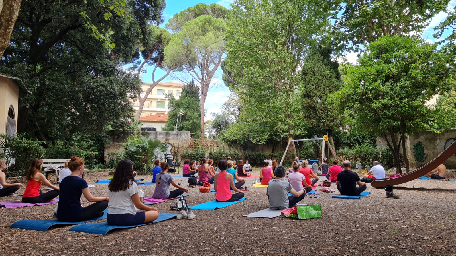 Immersi nel verde: pratiche olistiche e ascolto del corpo